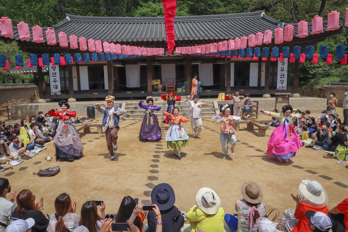 Gyeonggi-do 1-Day Tour for Foreigners - Suwon Hwaseong Fortress + Korean Folk Village Tour