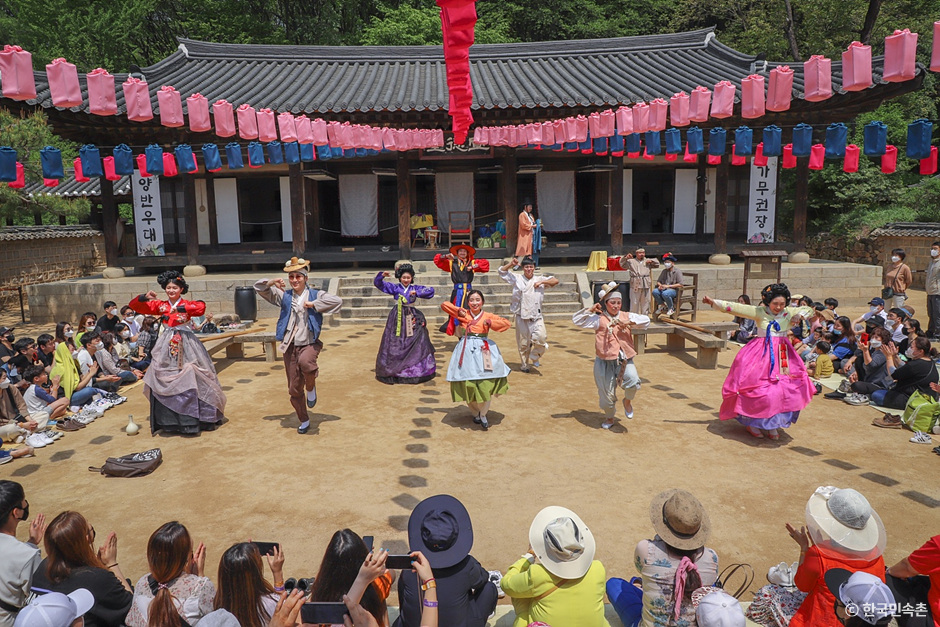 Korea Past & Present Time Machine Tour (Korean Folk Village & Suwon Hwaseong 1-Day Tour)
