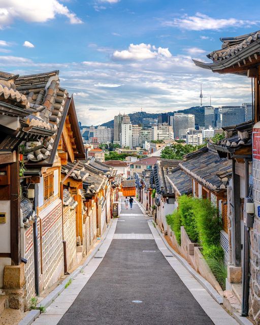 Seoul 1-Day Tour for Foreigners (Traditional Knot Craft, Insadong & Bukchon, Luxury Spa)
