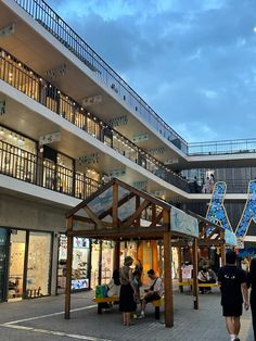 K-pop Culture 1-Day Tour for Foreigners (Hongdae Street, K-pop Dance Class, Myeongdong HiKR Ground, Nanta Show)