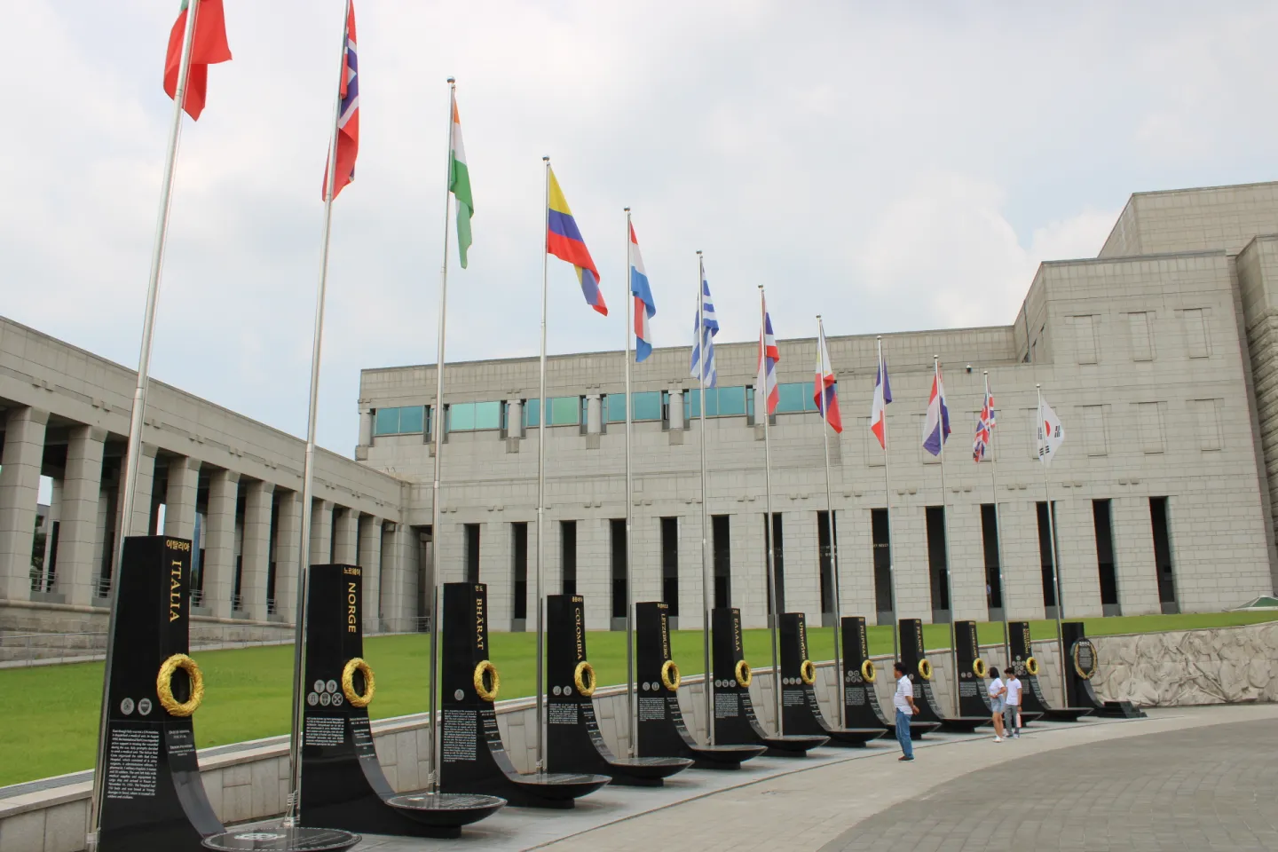 Seoul 1-Day Daily Tour for Foreigners – Changdeokgung, War Memorial of Korea, Seoul Sky