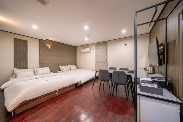 Party room / No bathtub (8 pyeong / 4-person table / Netflix / YouTube Premium / Latex bed / No canc