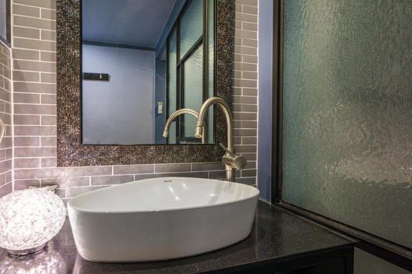 Deluxe (Goose bedding, roasting coffee, large parking lot, Netflix & YouTube, family of 4 only)