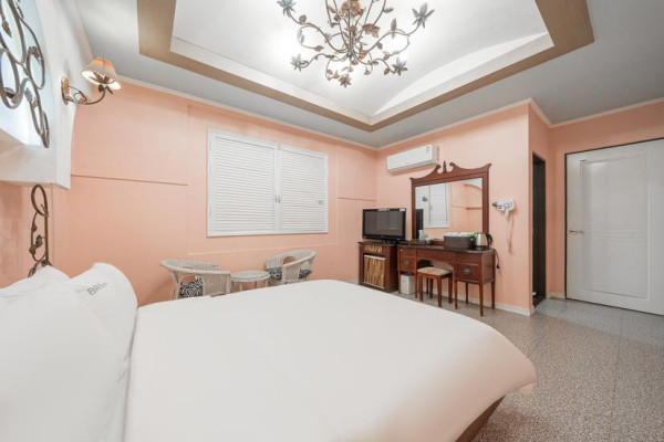 Standard - Non-Smoking Room (OTT viewing available (Netflix, YouTube, Disney, etc.) - Personal ID re